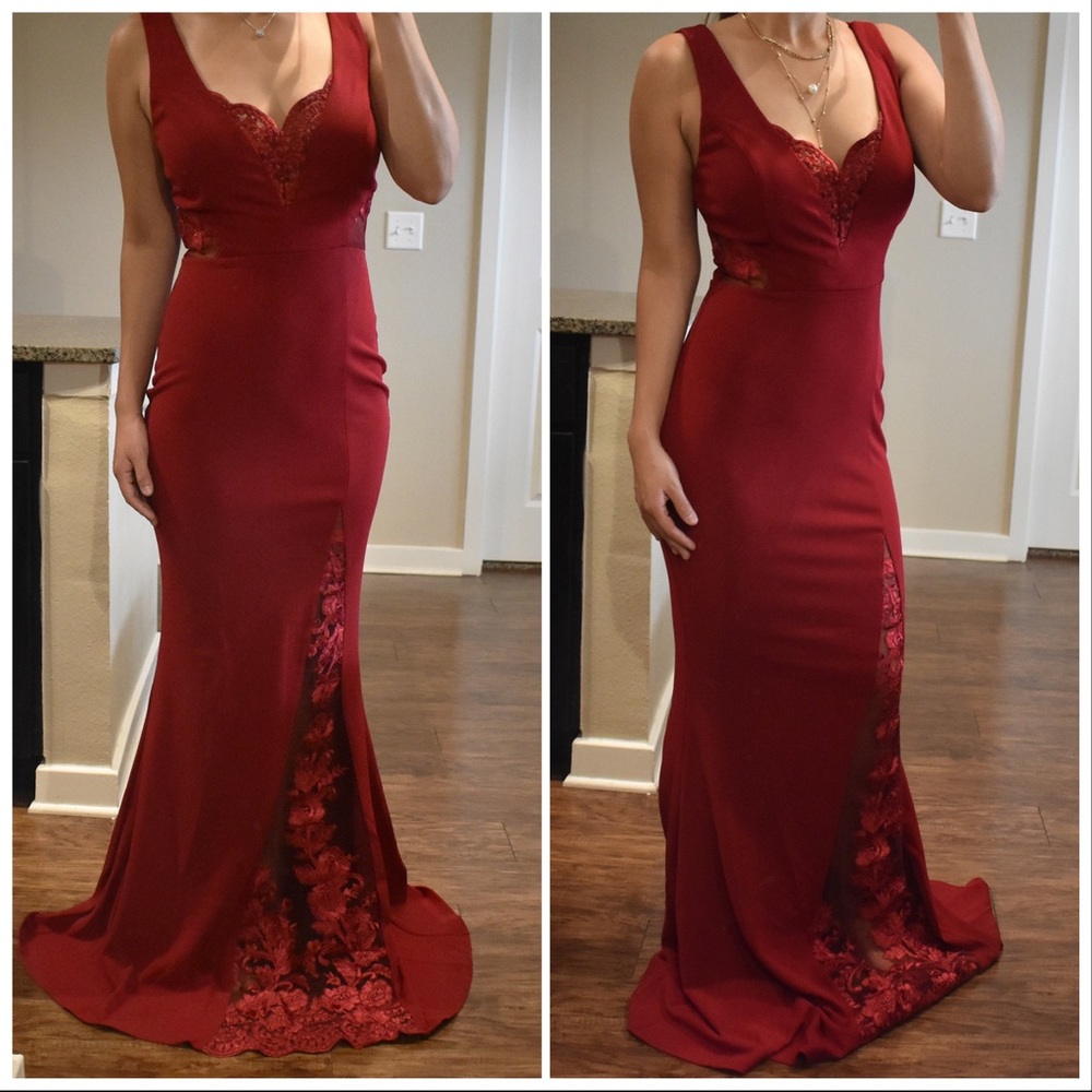 De Ensueño Lace Burgundy Maxi Dress